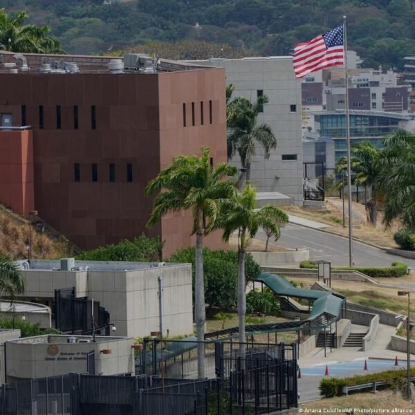 Jav Atnaujino Ambasados Veikl Venesueloje Po Nicolas Maduro Sulaikymo