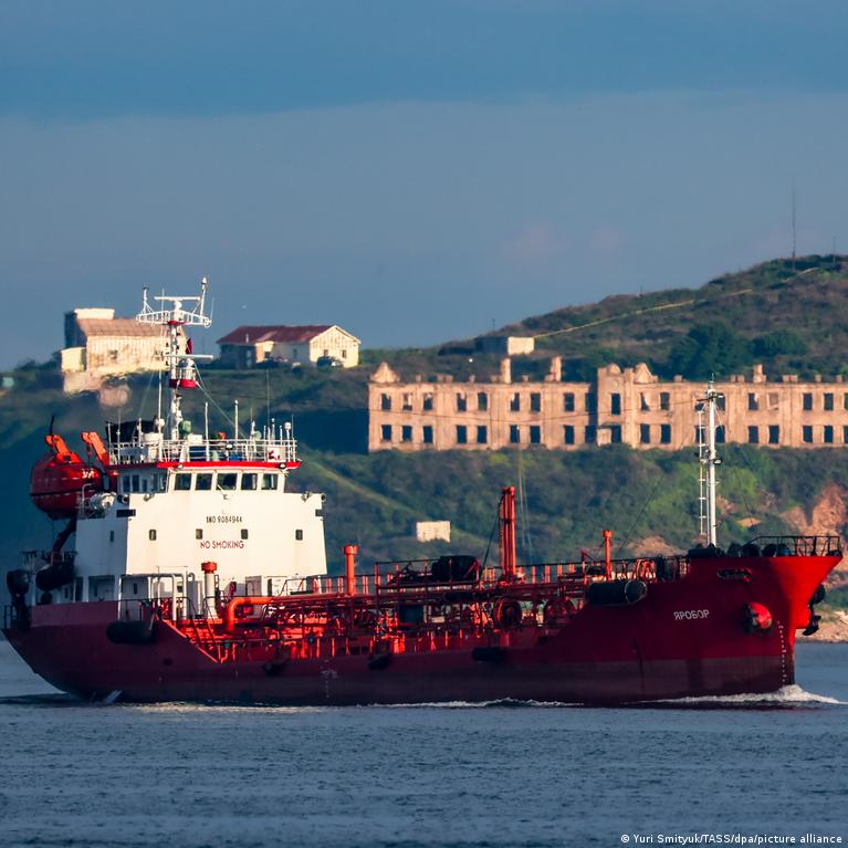 JAV laikinai leidžia parduoti jūroje įstrigusį rusišką naftą