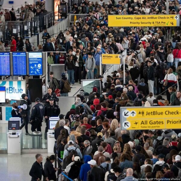 Jav Prezidentas Trumpas Siunia Imigracijos Agentus Oro Uostus Siekiant Mainti Spstis