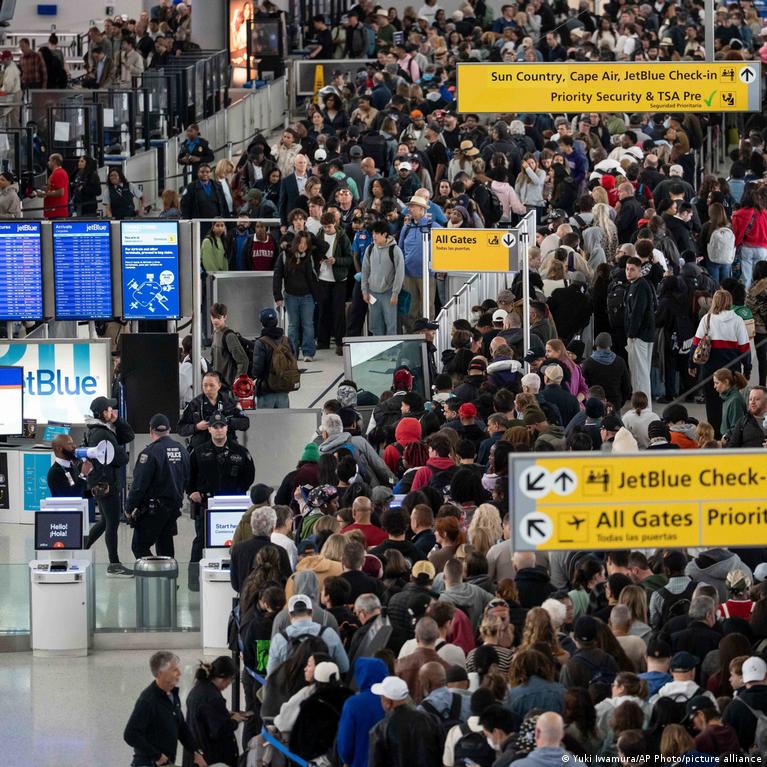 Jav Prezidentas Trumpas Siunia Imigracijos Agentus Oro Uostus Siekiant Mainti Spstis