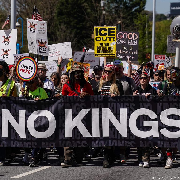 JAV vyksta protestai prieš Trumpą: kritikai kaltina demokratijos nuosmukiu Jav Vyksta Protestai Prie Trump Kritikai Kaltina Demokratijos Nuosmukiu