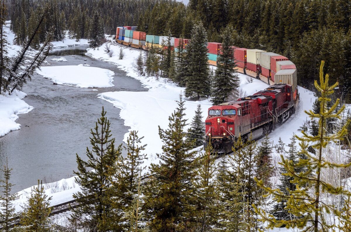 Kaip lokomotyvas sugeba tempti sunkesnį traukinį: trinties valdymo paslaptys