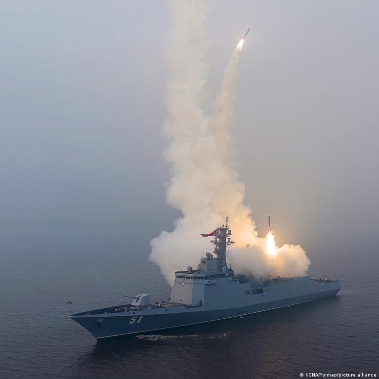 Kim Jong Un Aplank Modernizuot Karo Laiv Ir Stebjo Raketos Paleidim