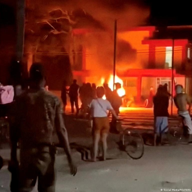 Kuboje Protestuotojai Upuol Valdaniosios Partijos Biur Dl Elektros Tiekimo Sutrikim