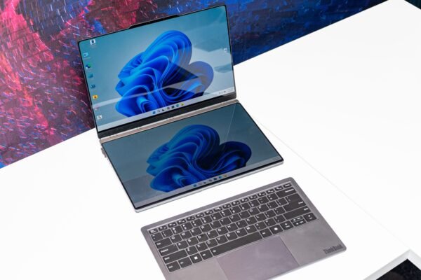 Lenovo Pristat Naujus Koncepcinius Renginius Su Montuotu Neiojamu Monitoriumi