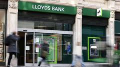 Lloyds banko IT klaida paveikė beveik pusę milijono klientų