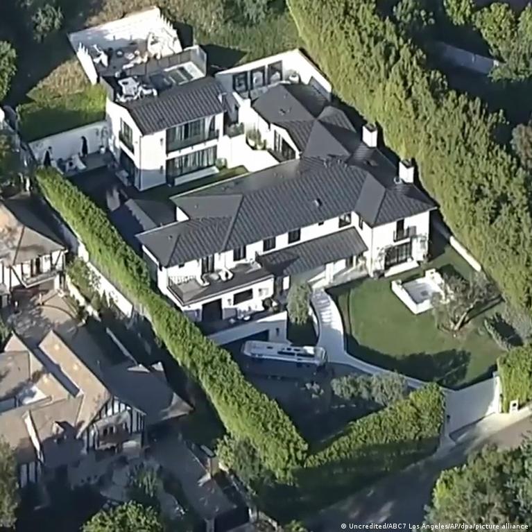 Los Andželo policija sulaikė moterį po šūvių prie Rihannos namų