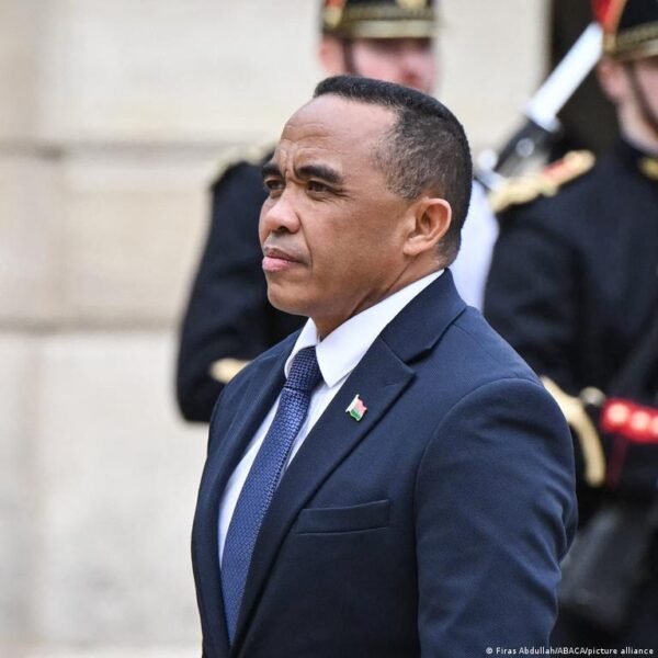 Madagaskaro Karinis Lyderis Atleido Vyriausyb Po Penki Mnesi