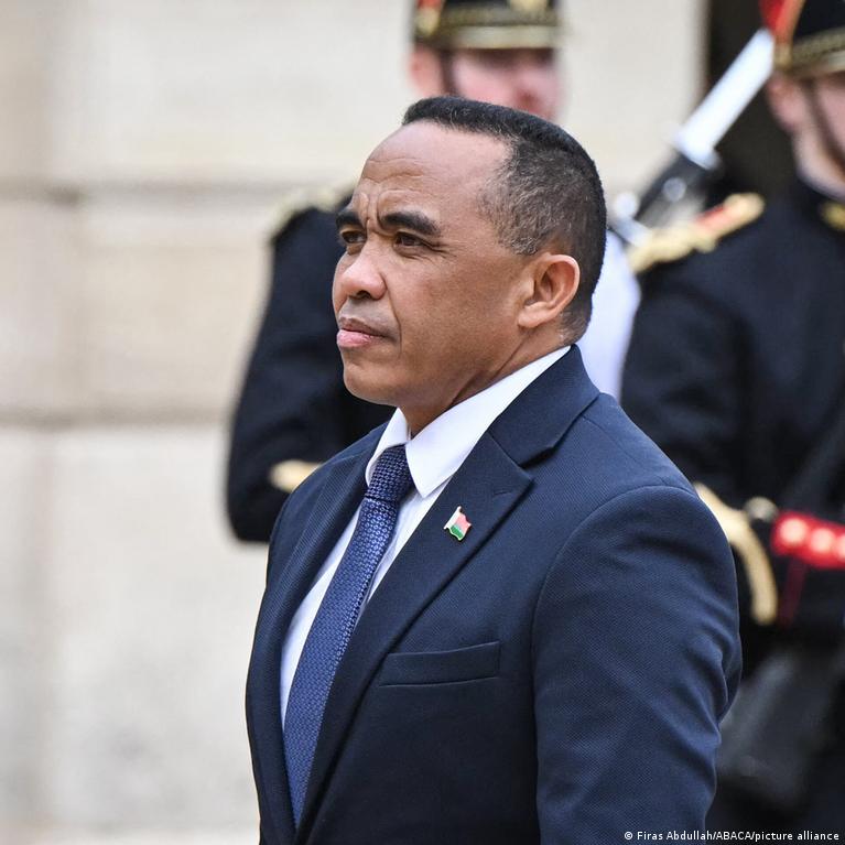 Madagaskaro karinis lyderis atleido vyriausybę po penkių mėnesių Madagaskaro Karinis Lyderis Atleido Vyriausyb Po Penki Mnesi