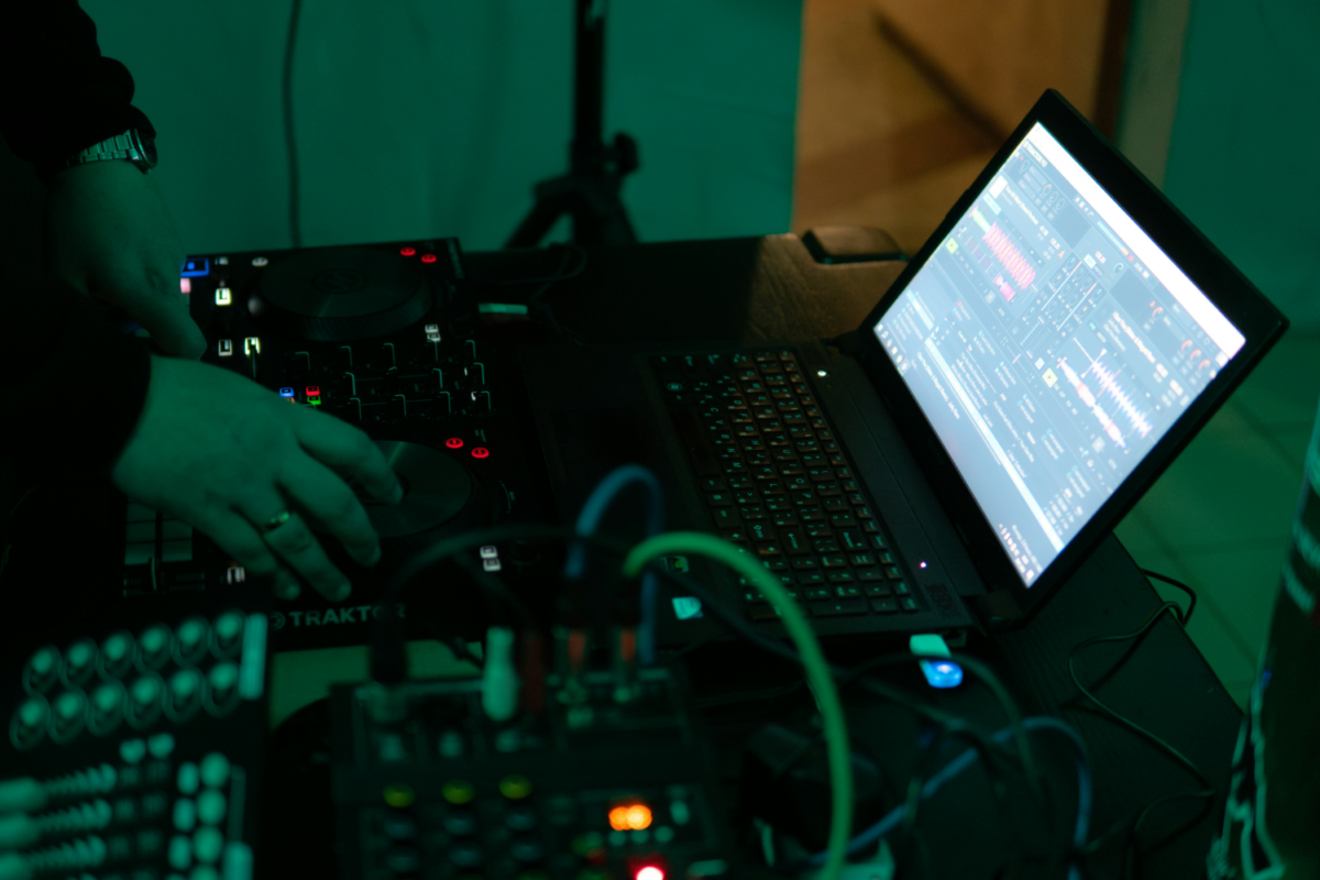 Microsoft tobulina tamsiąją temą Windows 11 sistemoje