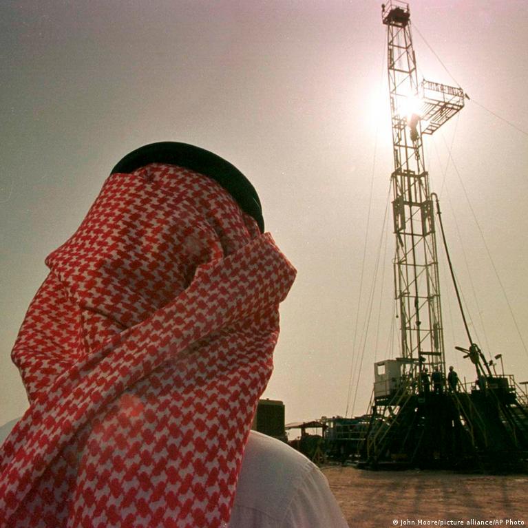 Naftos kainos šuolis po smūgių Irano energetikos objektams ir Hormuzo sąsiaurio uždarymo