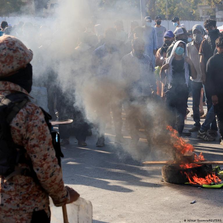 Pakistane Vestas Komendanto Valanda Po Smurtini Protest Dl Irano Lyderio Ties