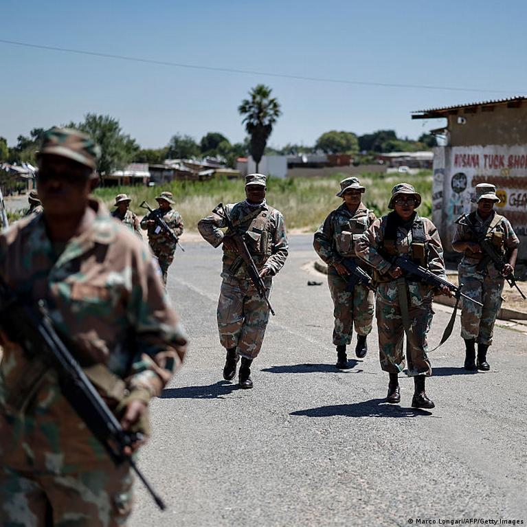 Pietų Afrika siunčia kariuomenę į miestus dėl didėjančio smurto