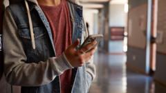 Pradedamos Konsultacijos Dl Socialini Tinkl Draudimo Jaunesniems Nei 16 Met Vaikams