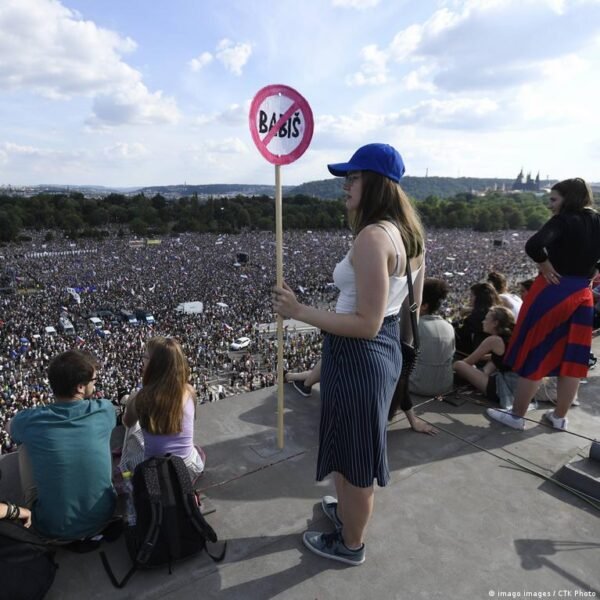 Prahoje Planuojama Didel Demonstracija Dl Demokratijos Grsmi