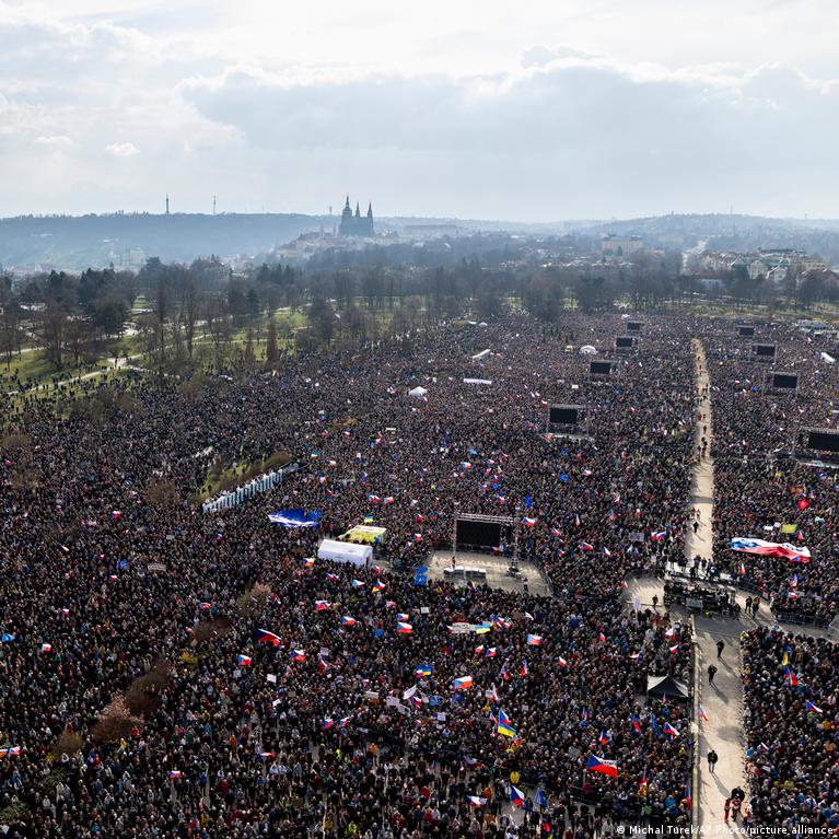 Prahoje vykęs masinis mitingas kritikuoja premjerą Babišą dėl demokratijos grėsmės