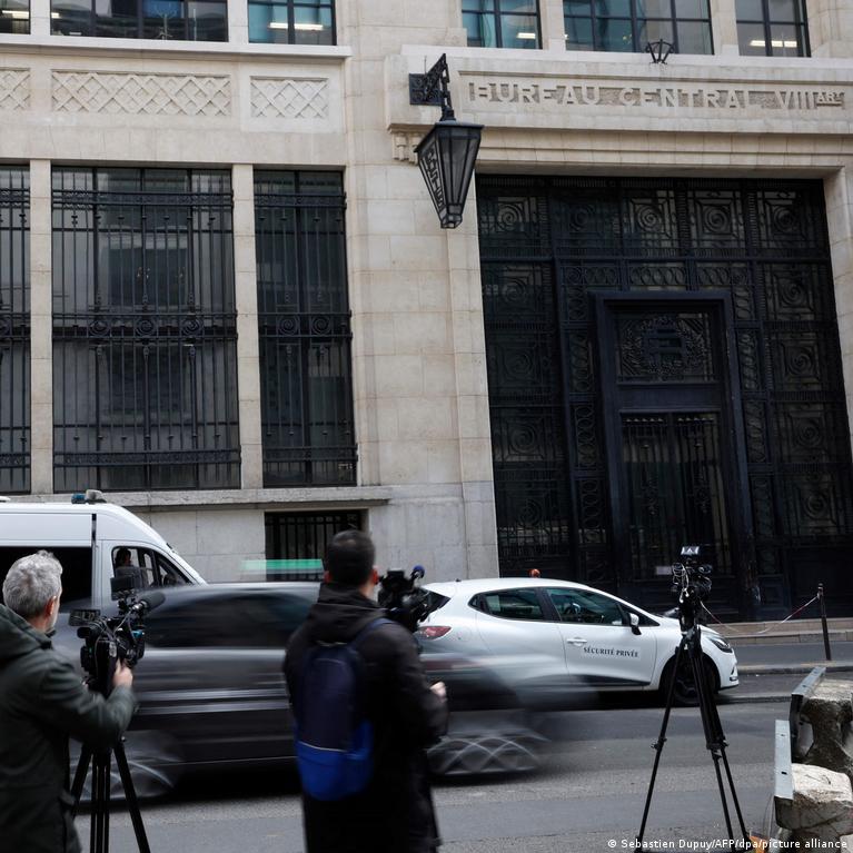 Pranczijoje Sulaikyti Dar Du Tariamieji Dl Neskmingo Ipuolio Prie Bank Of America Biurus