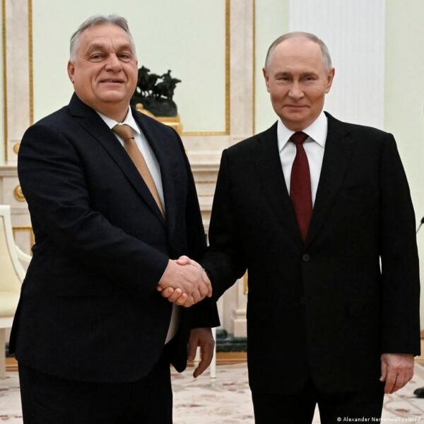 Rusija Siekia Takoti Rinkimus Vengrijoje Remdama Viktor Orban