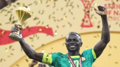 Senegalas planuoja parodyti Afcon trofėjų nepaisant jo atėmimo Senegalas Planuoja Parodyti Afcon Trofj Nepaisant Jo Atmimo