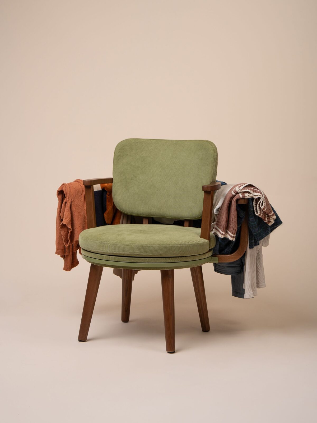 Simone Giertz sukūrė kėdę, skirtą pusiau purviniems drabužiams laikyti Simone Giertz Sukr Kd Skirt Pusiau Purviniems Drabuiams Laikyti