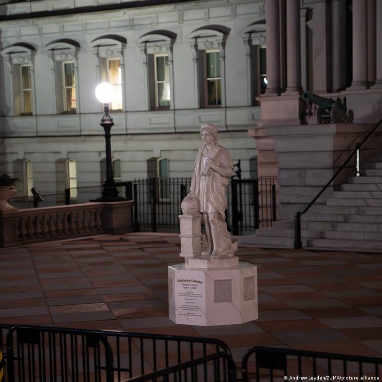 Trampas įrengė Kolumbo statulą Baltųjų rūmų teritorijoje Trampas Reng Kolumbo Statul Baltj Rm Teritorijoje