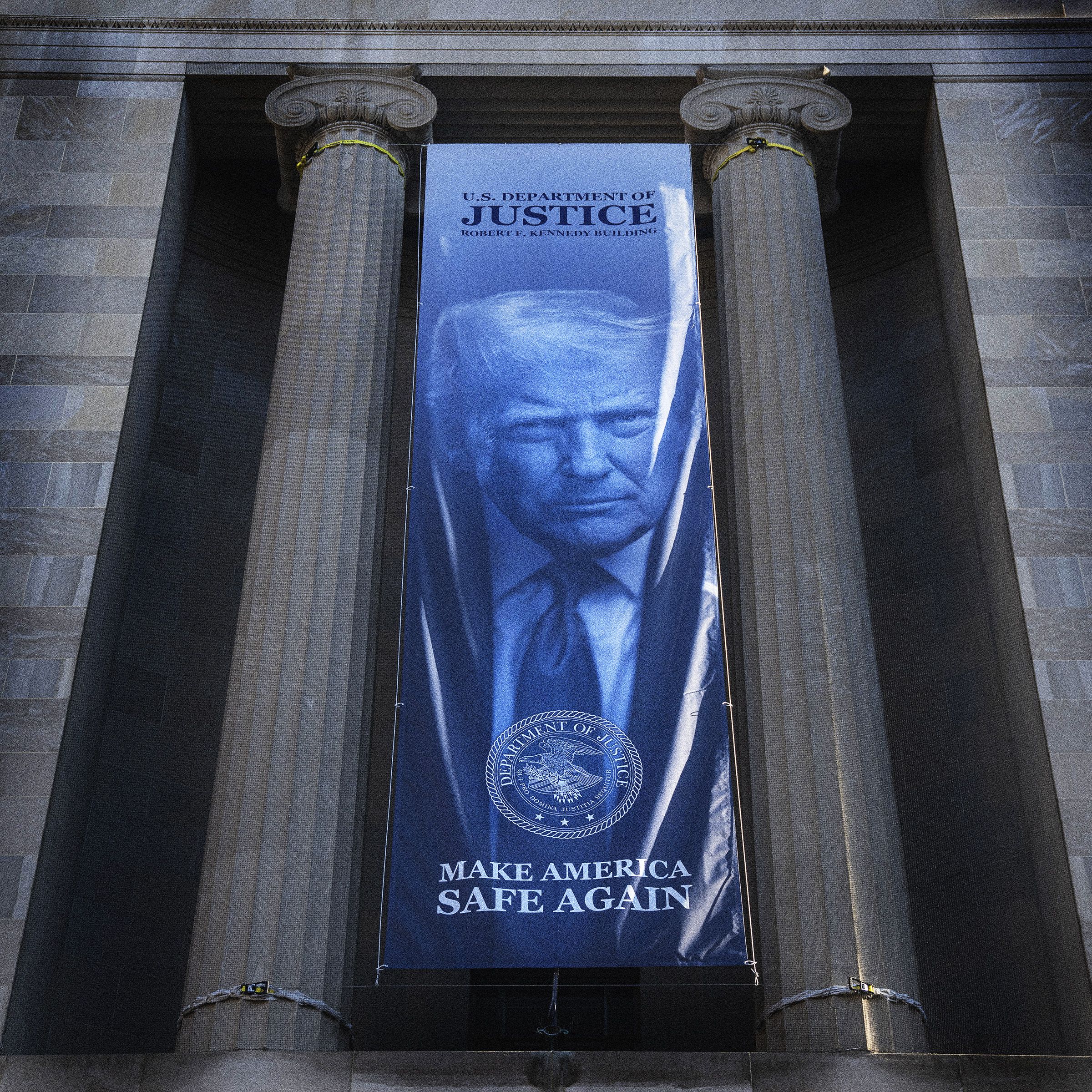 Trumpo Administracijos Rengini Mon Gauna Milijoninius Federalinius Kontraktus