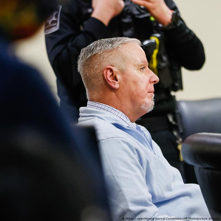 Tėvas, padovanojęs sūnui šautuvą, nuteistas už žmogžudystę po mokyklos šaudymo Džordžijoje