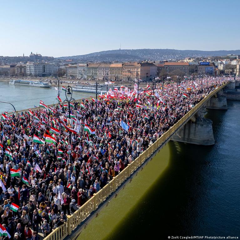 Vengrijoje vyksta politinė kova: Orbanas ir Magyaras rengia mitingus Vengrijoje Vyksta Politin Kova Orbanas Ir Magyaras Rengia Mitingus