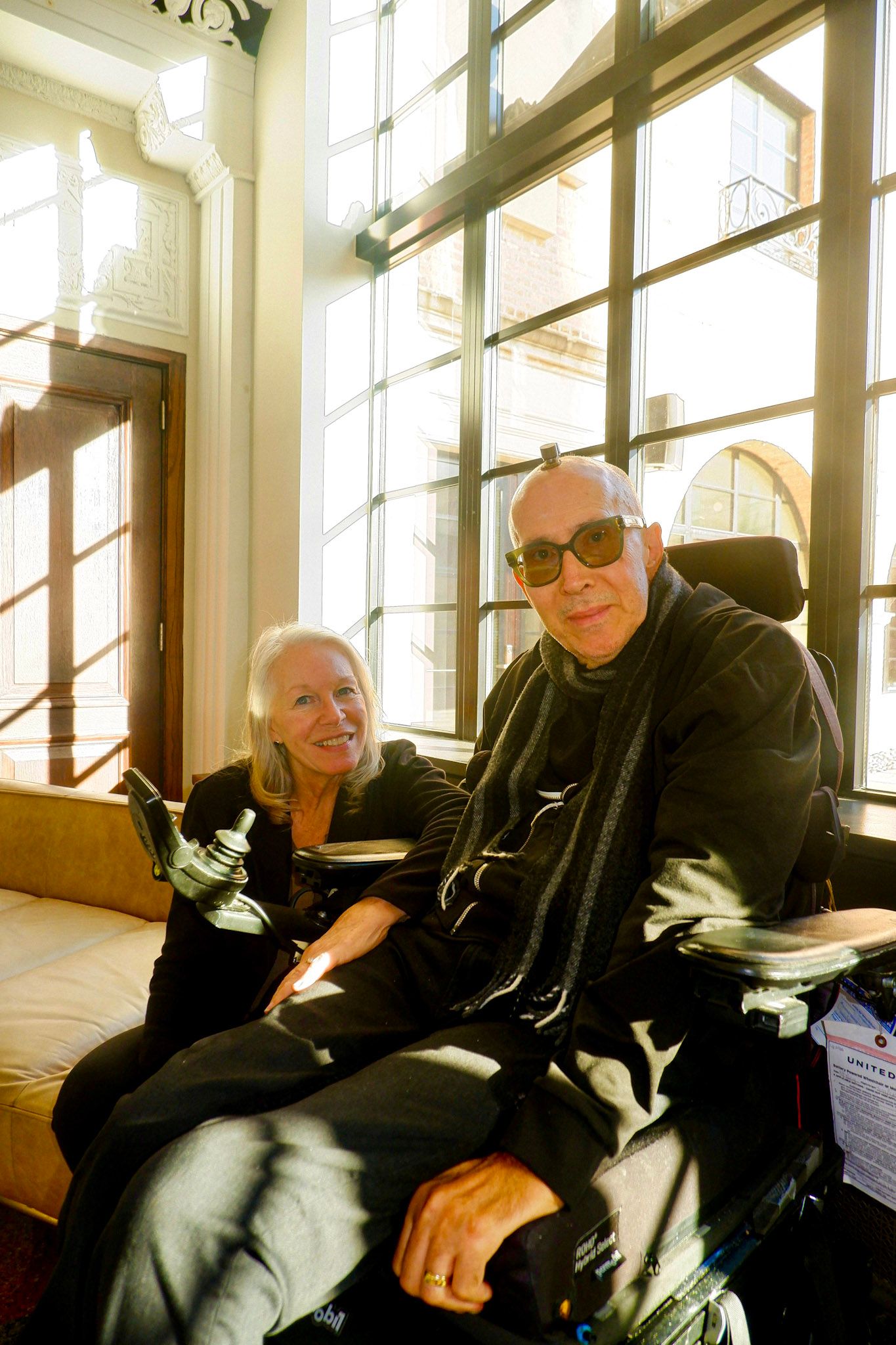 Vyras Kuria Muzik Naudodamas Smegen Implant