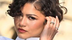 Zendaya sužibėjo Paryžiaus mados savaitėje su auksiniu žiedu ant vestuvinio piršto
