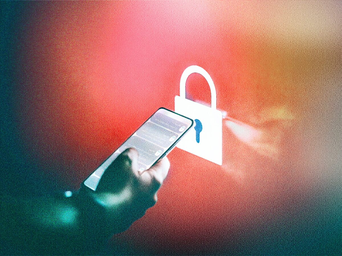 Įsilaužta į maldos programėlę: iranams siunčiami pasidavimo pranešimai per Izraelio ir JAV smūgius