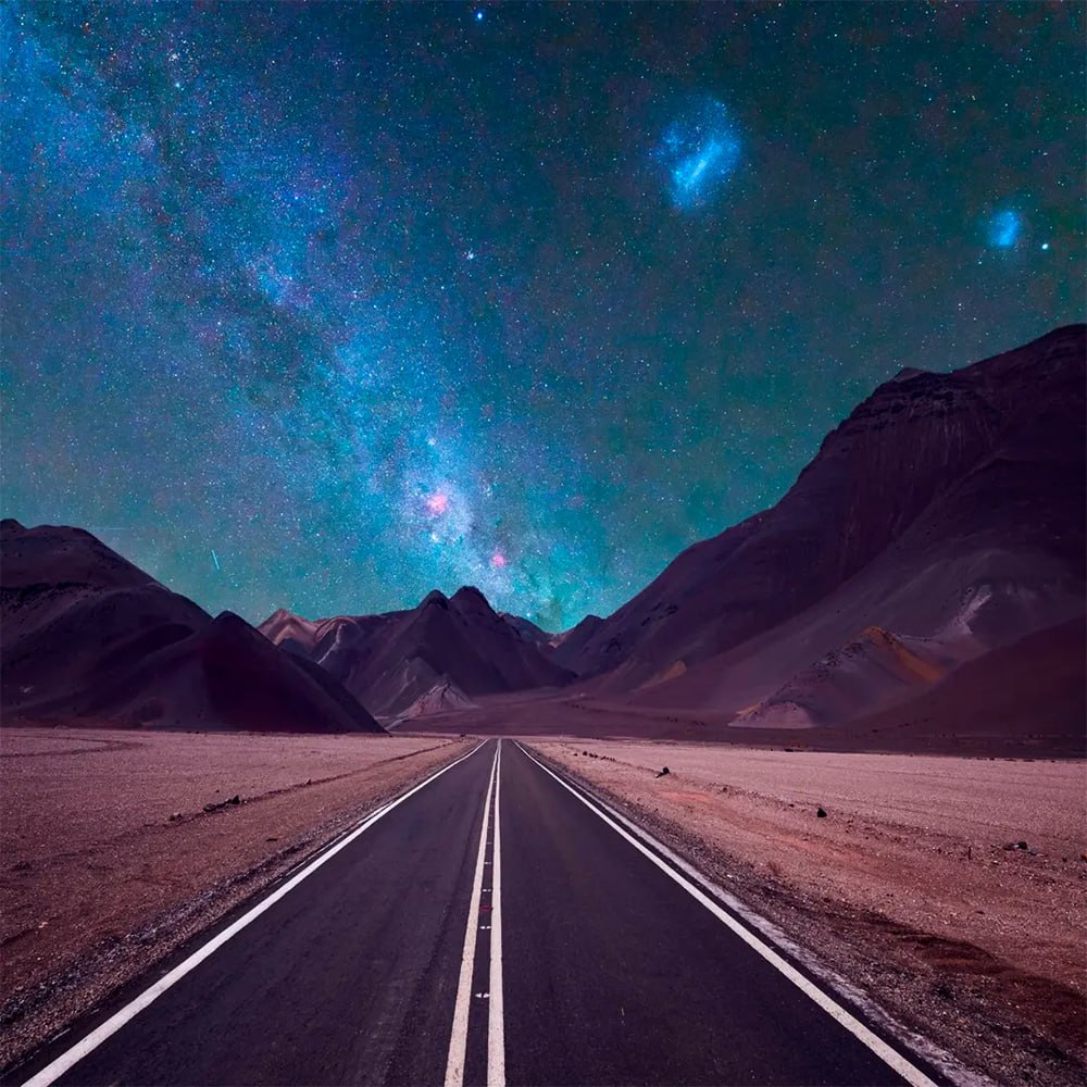 Kvapą gniaužiantis žvaigždėto dangaus vaizdas virš Aatakamos dykumos kelio