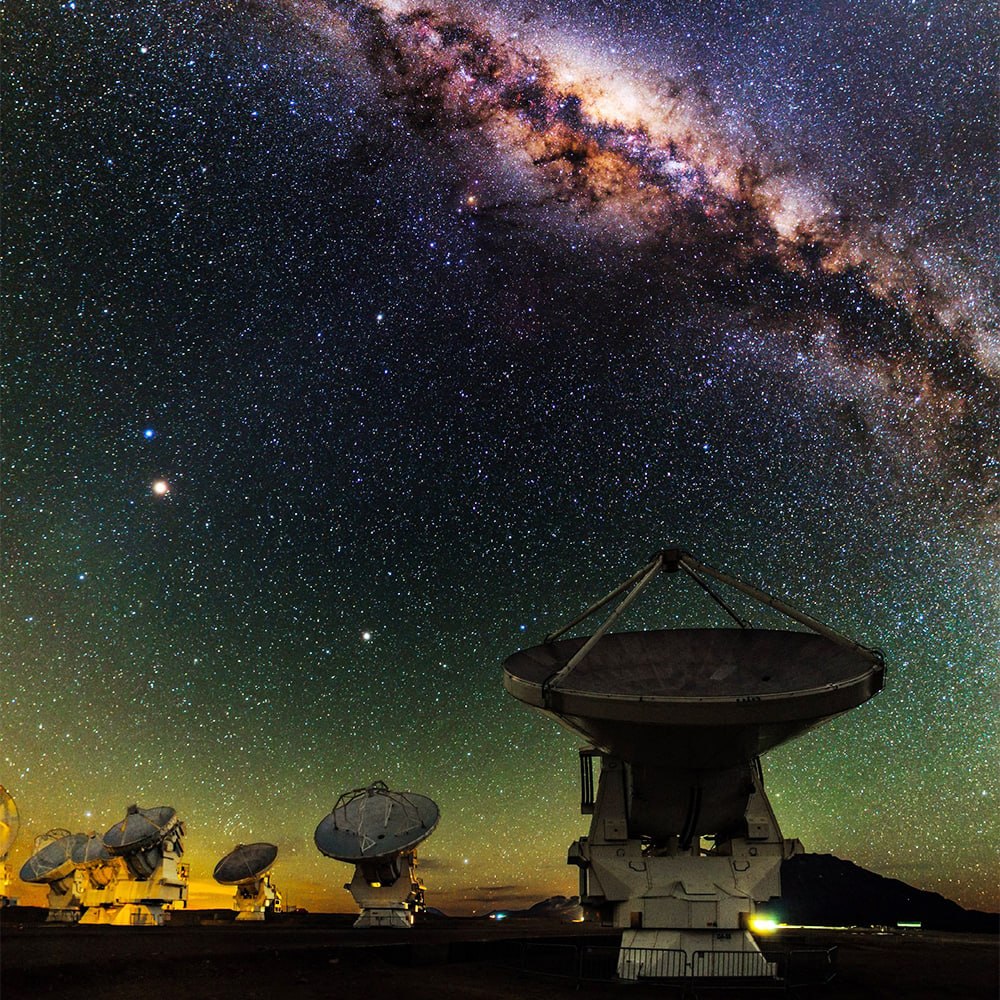 Paukščių Takas virš radijo antenų Atakamos dykumoje