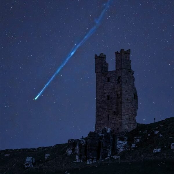 10806 Kometa R3 Panstarrs šviečia Virš Danstanboro Pilies Jungtinė