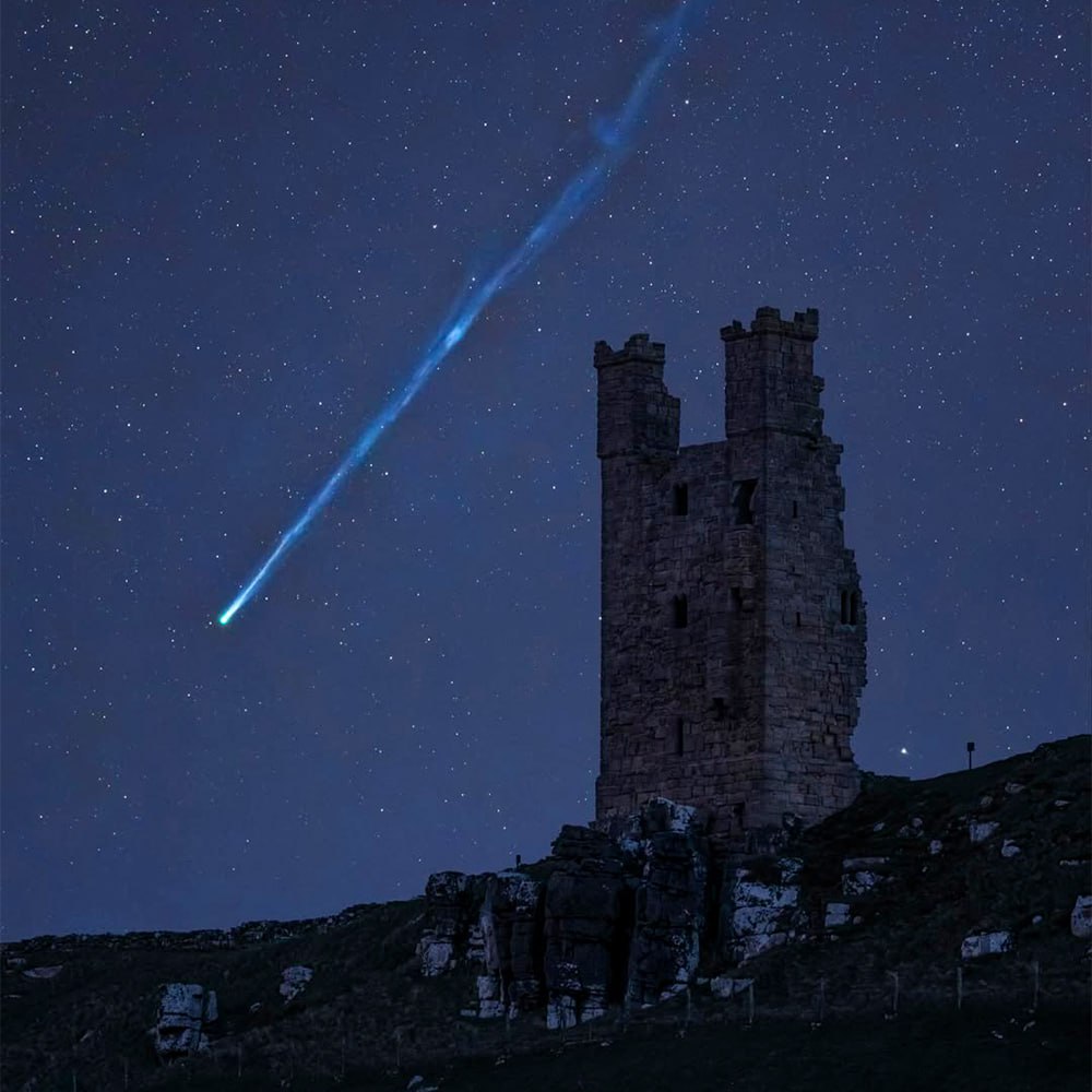 10806 Kometa R3 Panstarrs šviečia Virš Danstanboro Pilies Jungtinė