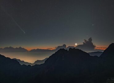 10831 Kometa C2025 R3 Panstarrs Užfiksuota Kartu Su Planetomis Ir