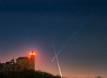 10842 Įspūdingas Kometos Ir Bolido Vaizdas Virš Kuneticos Pilies Č