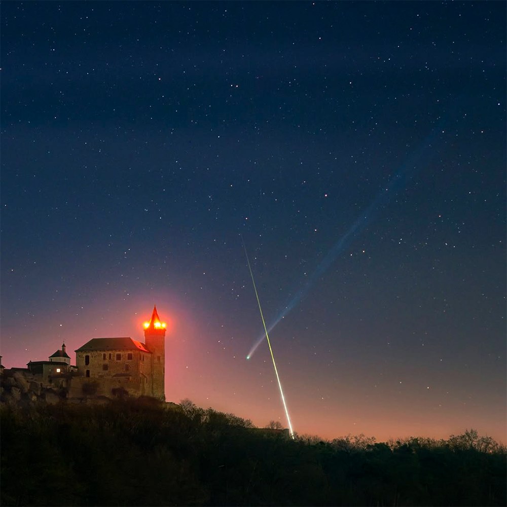 10842 Įspūdingas Kometos Ir Bolido Vaizdas Virš Kuneticos Pilies Č