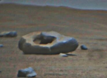 10844 Marsaeigis Perseverance Aptiko Neįprastą Akmenį Su Skylute C