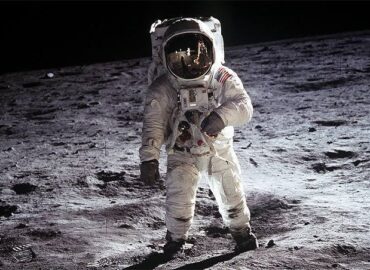 16351 Kosmoso Skafandrų Svoris Ir Gravitacijos Poveikis Mėnulyje I