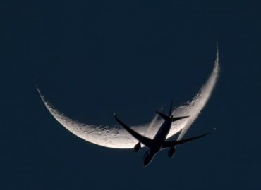 16392 Boeing 7878 Praskrido Priešais Mėnulį įspūdingas Masami O