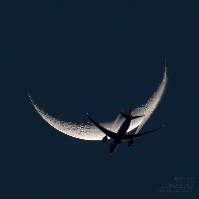 16392 Boeing 7878 Praskrido Priešais Mėnulį įspūdingas Masami O