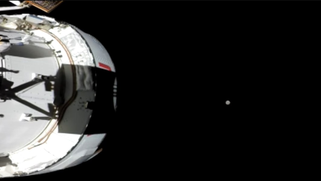 Transliacijoje parodytas Mėnulio vaizdas iš plataus kampo kameros 2379 Transliacijoje Parodytas Mėnulio Vaizdas Iš Plataus Kampo Ka