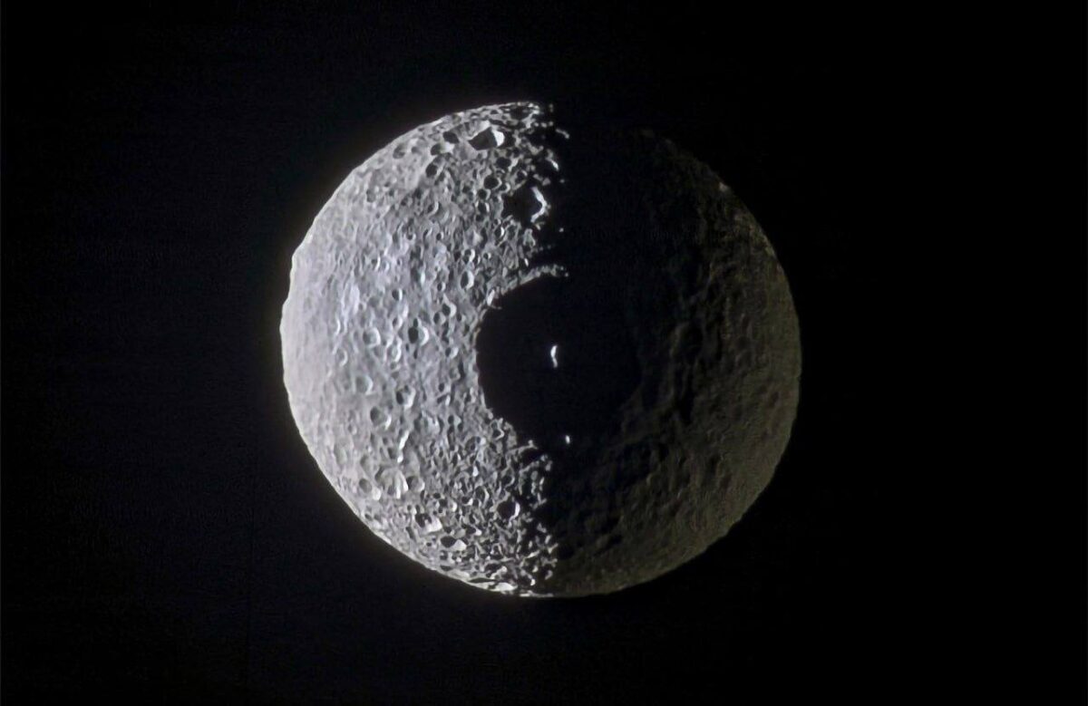 4213 Saturno Palydovas Mimas Primena Mirties žvaigždę Iš Žvaigžd