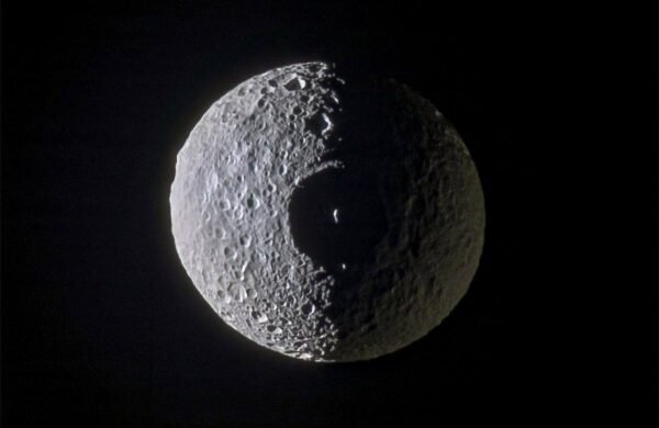 4213 Saturno Palydovas Mimas Primena Mirties žvaigždę Iš Žvaigžd