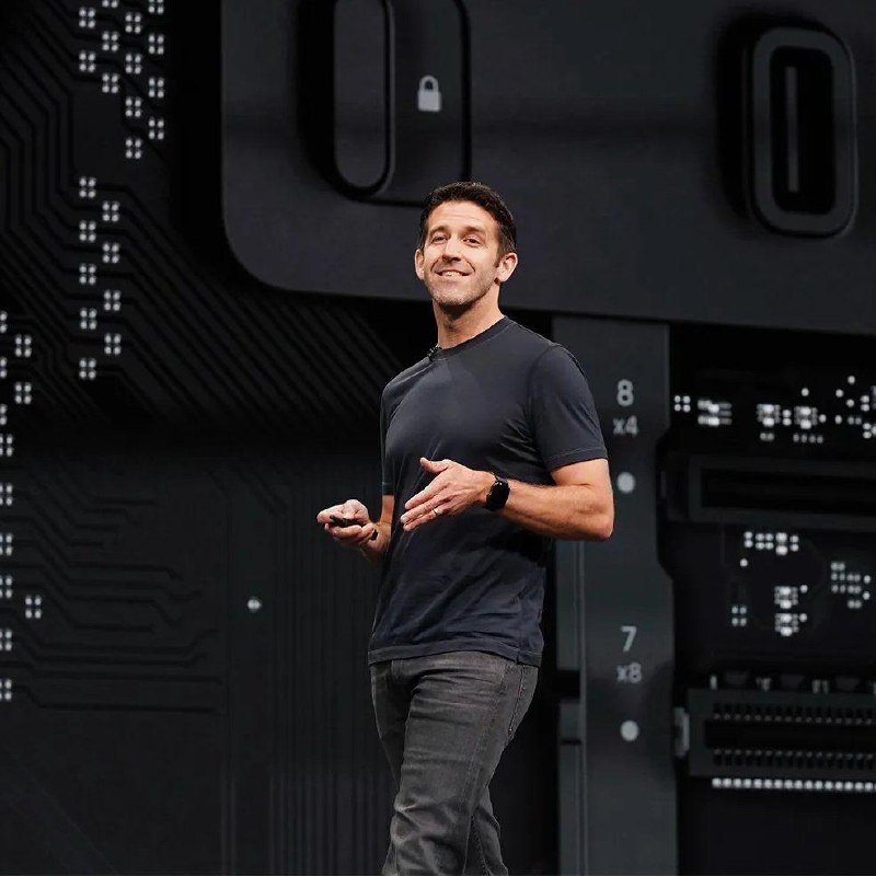 Johnas Ternusas taps naujuoju „Apple“ vadovu nuo rugsėjo 1 d.