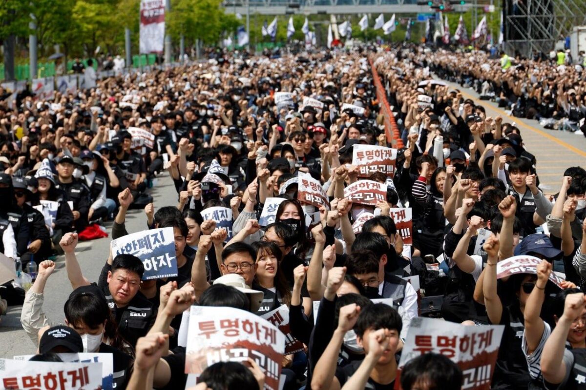 7652 Pietų Korėjoje 40 Tūkstančių Samsung Darbuotojų Protestuoja