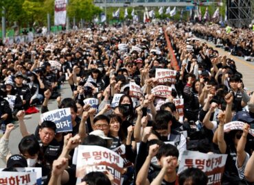 7652 Pietų Korėjoje 40 Tūkstančių Samsung Darbuotojų Protestuoja 