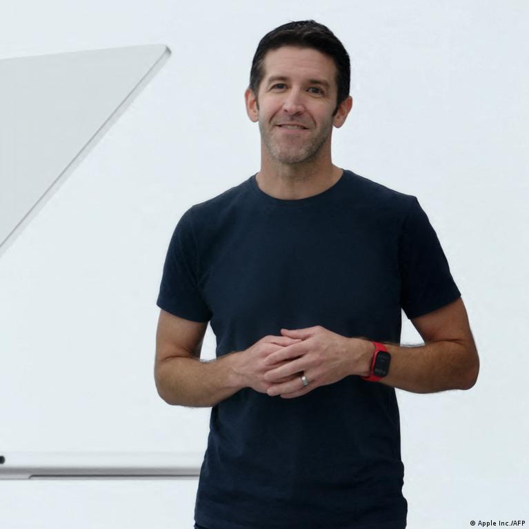 Apple Keiia Vadov John Ternus Perima Vadovavim I Tim Cook