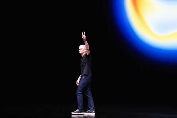 Apple Vadov Tim Cook Pakeis Johnas Ternusas
